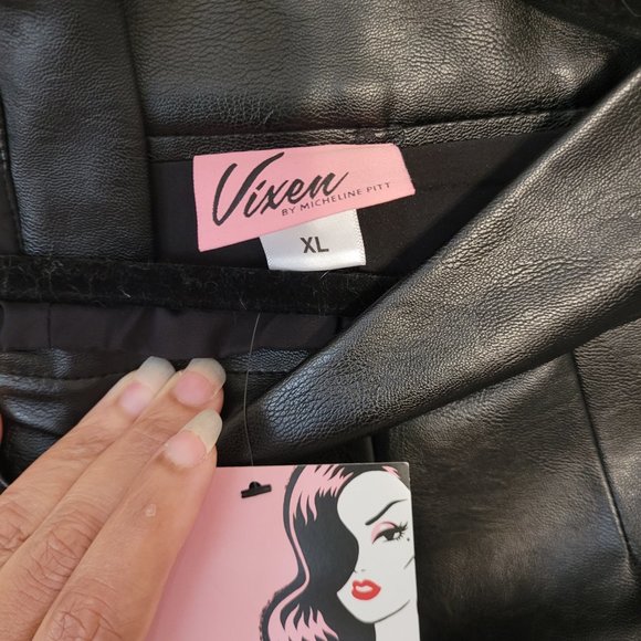 BNWT Vixen by Micheline Pitt Faux Leather Shorts - Picture 3 of 4